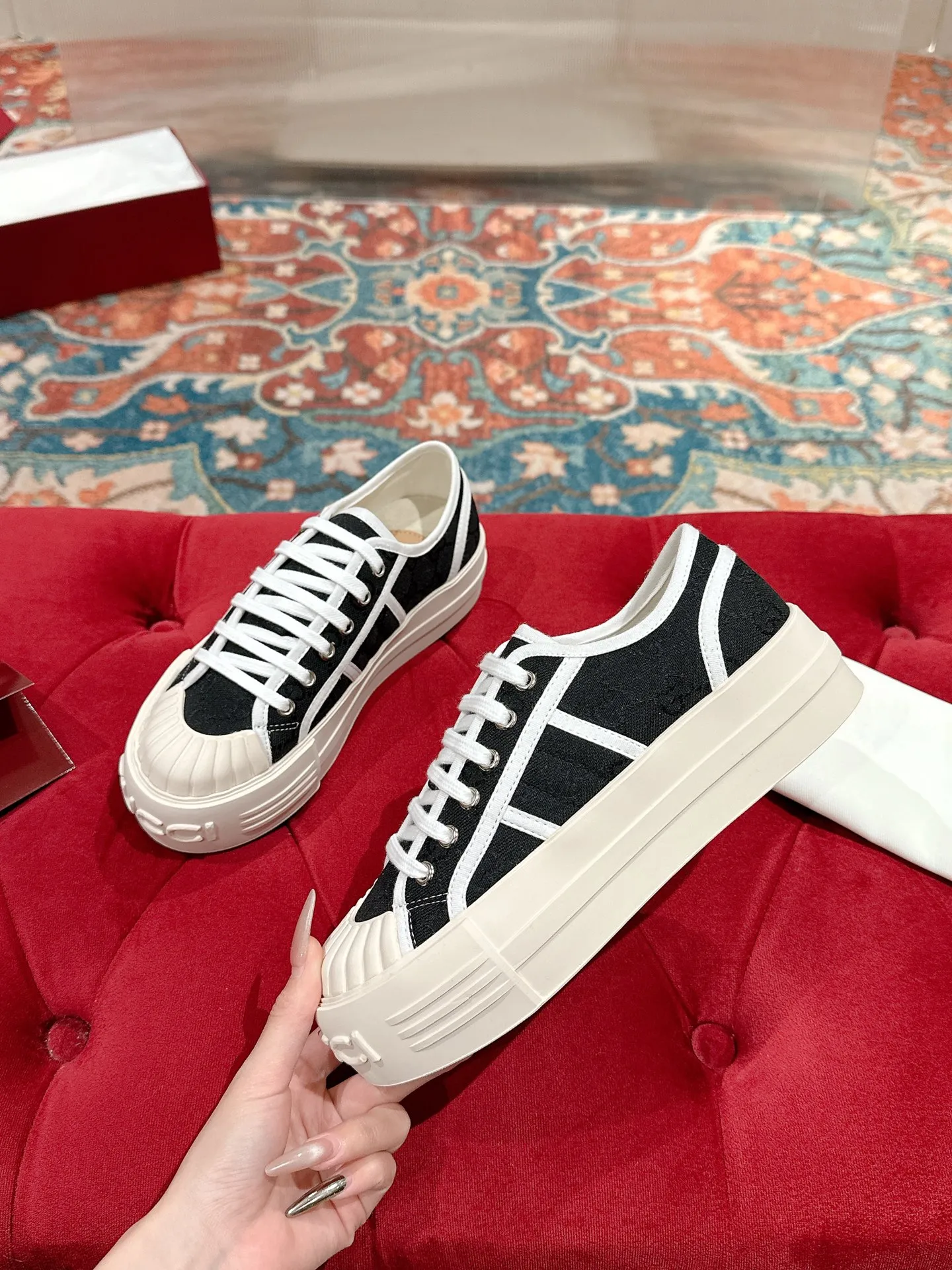 👟👟Ex-factory price 520👟👟 Women's models are new🆕 Arrival Gucci tennis 1977 classic Loft series canvas shoes... 2025 hot recommended model, G+1977×Disney cooperation series... GG canvas is made of finished products and incorporates brand elements. The retro style is rich, the classics and feelings are perfect for recall! Each color fabric developed by the original version is customized by the original version, and we pursue the ultimate in large-scale products! Market-level top version ⚠ Fabric: Customized GG cloth electric embroidery/5D washed distressed canvas Lining: Customized terry cloth lining (the feet are fitted and cannot be disassembled) Outsole: Original molded TPU two-color outsole Size: 35-40 (41 customized)